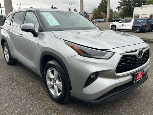Certified 2025 Toyota Highlander LE FWD image 3