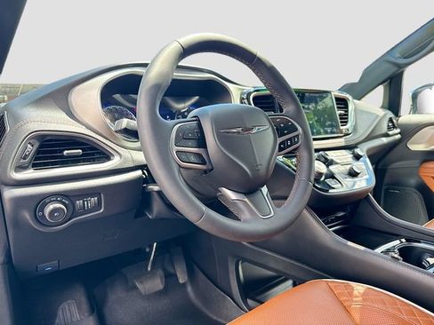 Used 2024 Chrysler Pacifica Pinnacle FWD image 12