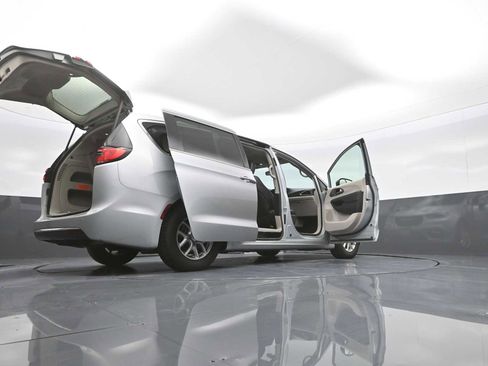Used 2023 Chrysler Pacifica Touring-L FWD image 49
