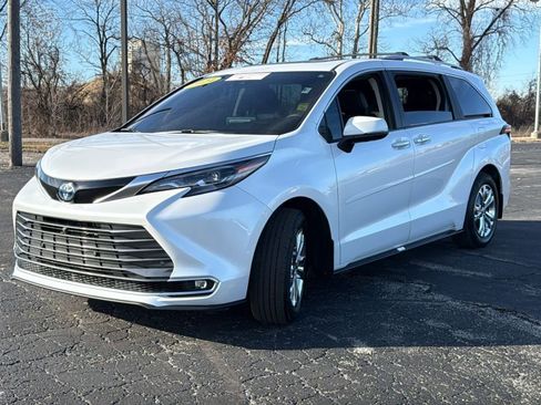 Certified 2024 Toyota Sienna Platinum image 3