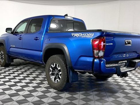 Used 2017 Toyota Tacoma TRD Off-Road w/ Premium & Technology Package AWD/4WD image 2
