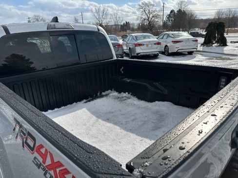 Used 2022 Toyota Tacoma TRD Sport w/ Technology Package image 10