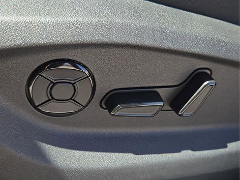 New 2026 Volkswagen Tiguan SE FWD image 18