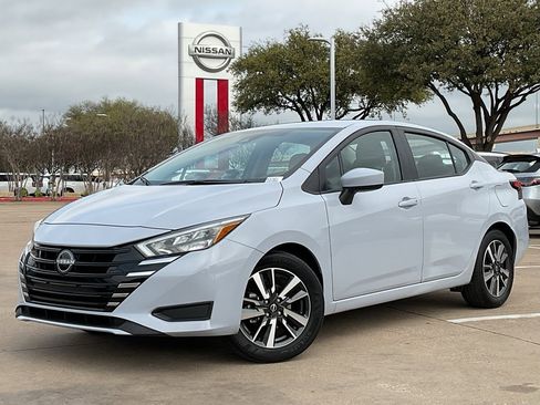 Used 2025 Nissan Versa SV image 2