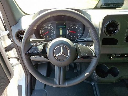 Used 2025 Mercedes-Benz Sprinter 2500 image 18