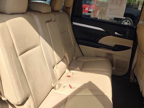 Used 2016 Toyota Highlander XLE w/ Four Season Floor Mat Package AWD/4WD image 19