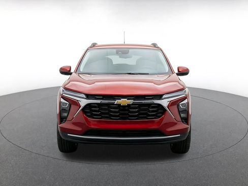 Used 2025 Chevrolet Trax LT FWD image 2