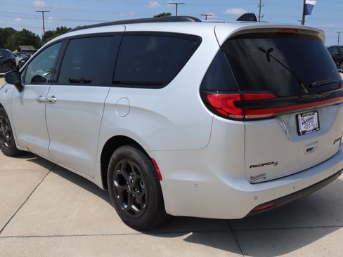 Used 2024 Chrysler Pacifica Premium FWD image 7