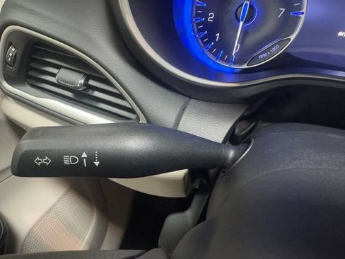 Used 2024 Chrysler Pacifica Touring-L FWD image 18