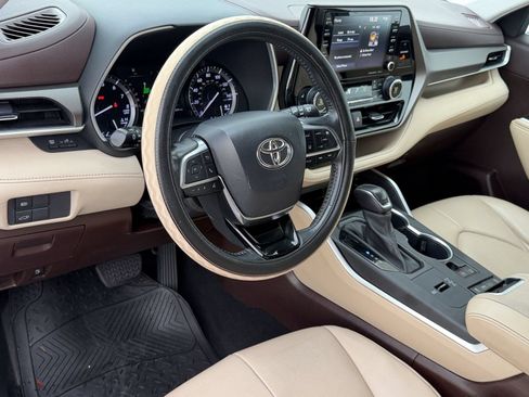 Used 2021 Toyota Highlander XLE FWD image 4