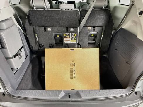 Certified 2024 Toyota Sienna XLE FWD image 28
