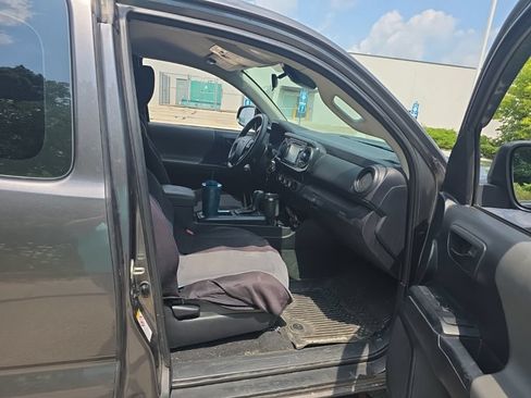 Used 2018 Toyota Tacoma SR AWD/4WD image 4