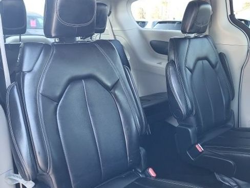 Used 2024 Chrysler Pacifica Touring-L FWD image 16