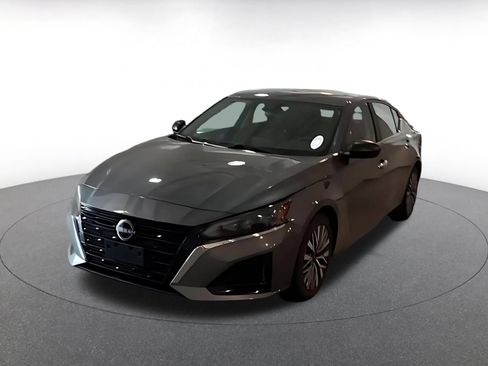 Used 2025 Nissan Altima 2.5 SV FWD image 3