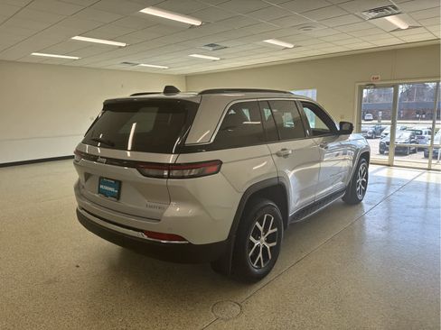 Used 2024 Jeep Grand Cherokee Limited w/ MOPAR Finishing Package image 5