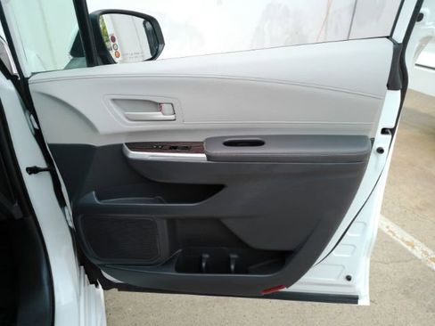 Used 2023 Toyota Sienna LE FWD image 20