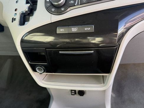 Used 2013 Toyota Sienna LE image 33