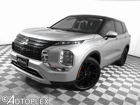 Used 2023 Mitsubishi Outlander SE image 1
