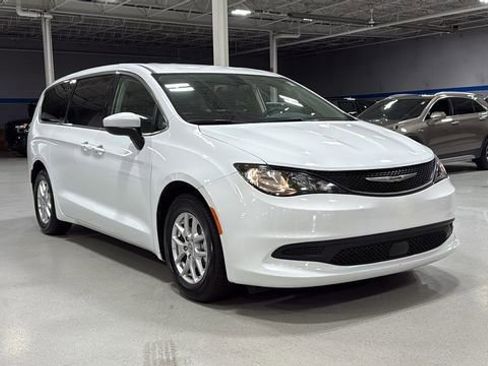Used 2022 Chrysler Voyager LX image 2