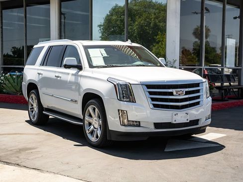 Used 2020 Cadillac Escalade Premium Luxury AWD/4WD image 3