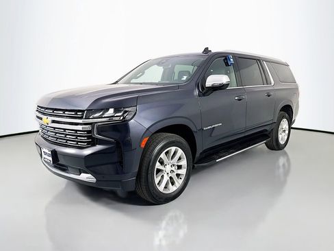 Used 2023 Chevrolet Suburban Premier image 3