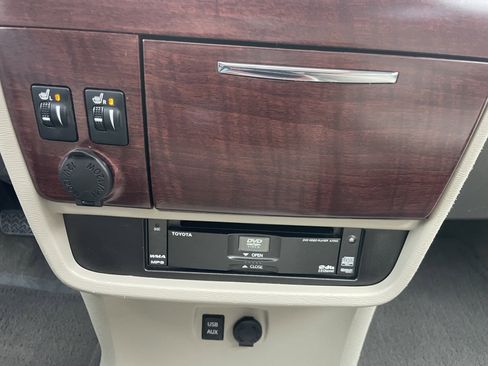 Used 2011 Toyota Sienna Limited image 22