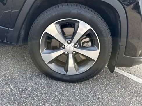 Used 2019 Jeep Cherokee Limited image 27