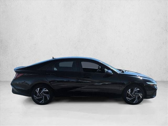 Used 2025 Hyundai Elantra Sport FWD image 4