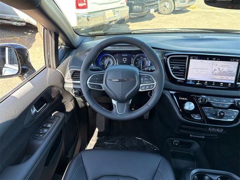 New 2025 Chrysler Voyager LX image 22