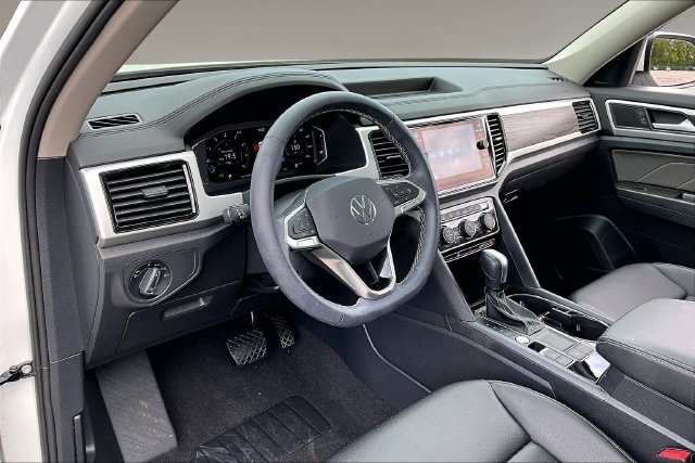Used 2023 Volkswagen Atlas SE w/ Panoramic Sunroof Package FWD image 17