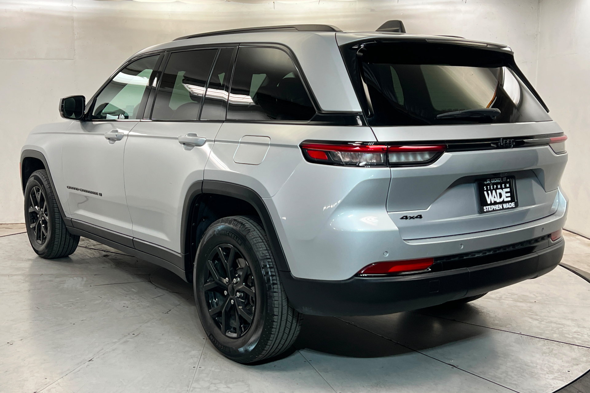 Used 2025 Jeep Grand Cherokee Altitude AWD/4WD image 3