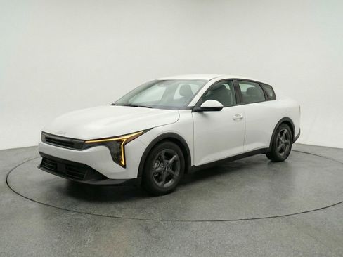 Used 2025 Kia K4 FWD image 3