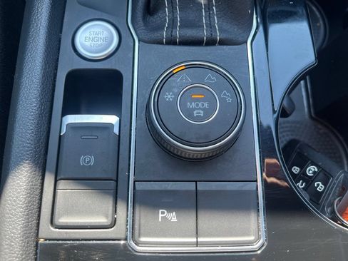 Certified 2023 Volkswagen Atlas Cross Sport SE w/ Panoramic Sunroof Package AWD/4WD image 15