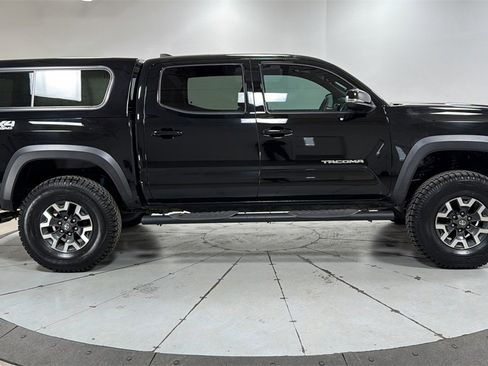 Used 2017 Toyota Tacoma TRD Off-Road w/ Premium & Technology Package image 6