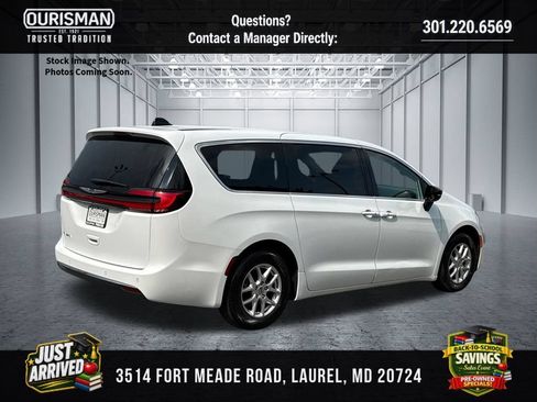 Used 2024 Chrysler Pacifica Touring-L FWD image 3