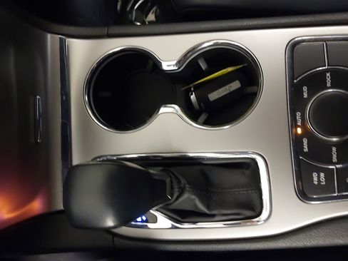 Used 2019 Jeep Grand Cherokee Limited image 21