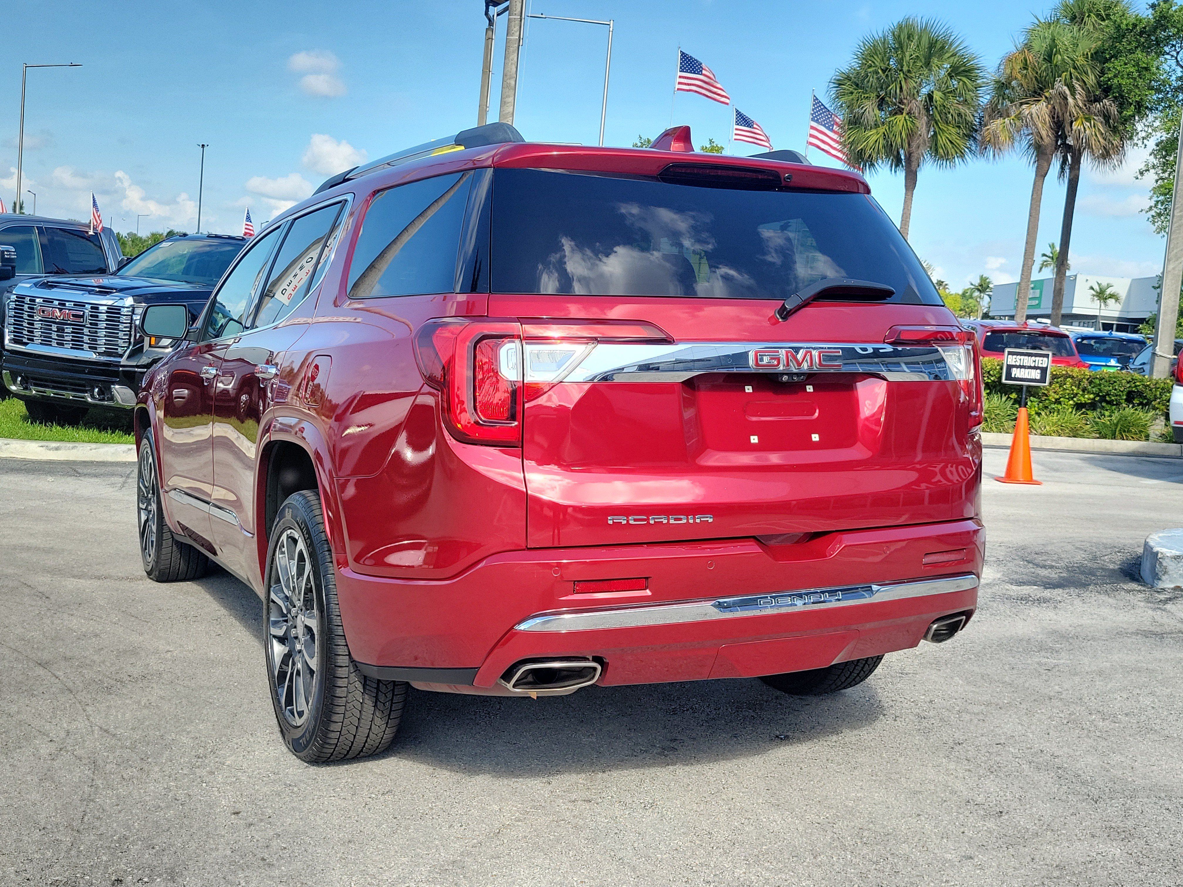 Used 2020 GMC Acadia Denali w/ Technology Package FWD image 7