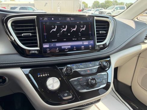 Used 2021 Chrysler Pacifica Touring-L AWD/4WD image 17