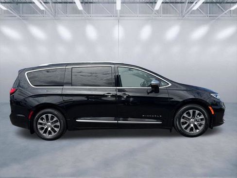 Certified 2022 Chrysler Pacifica Pinnacle FWD image 3