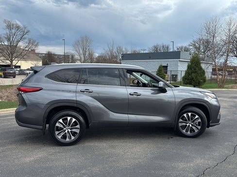 Used 2021 Toyota Highlander XLE image 11