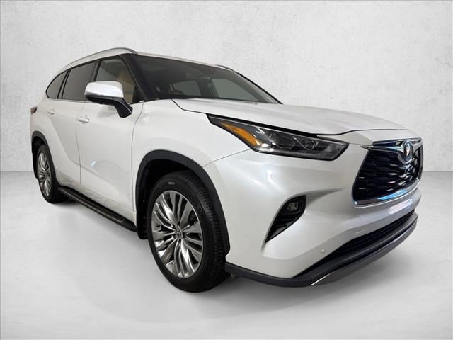 Used 2024 Toyota Highlander Platinum FWD image 1