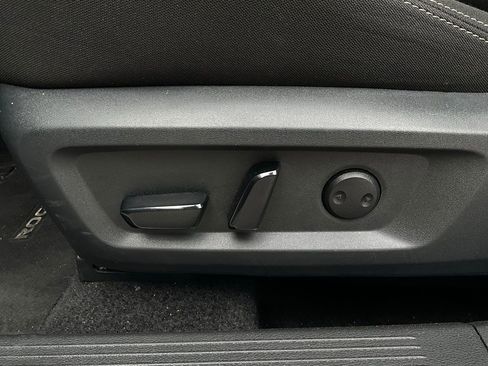 Used 2025 Nissan Rogue SV image 11