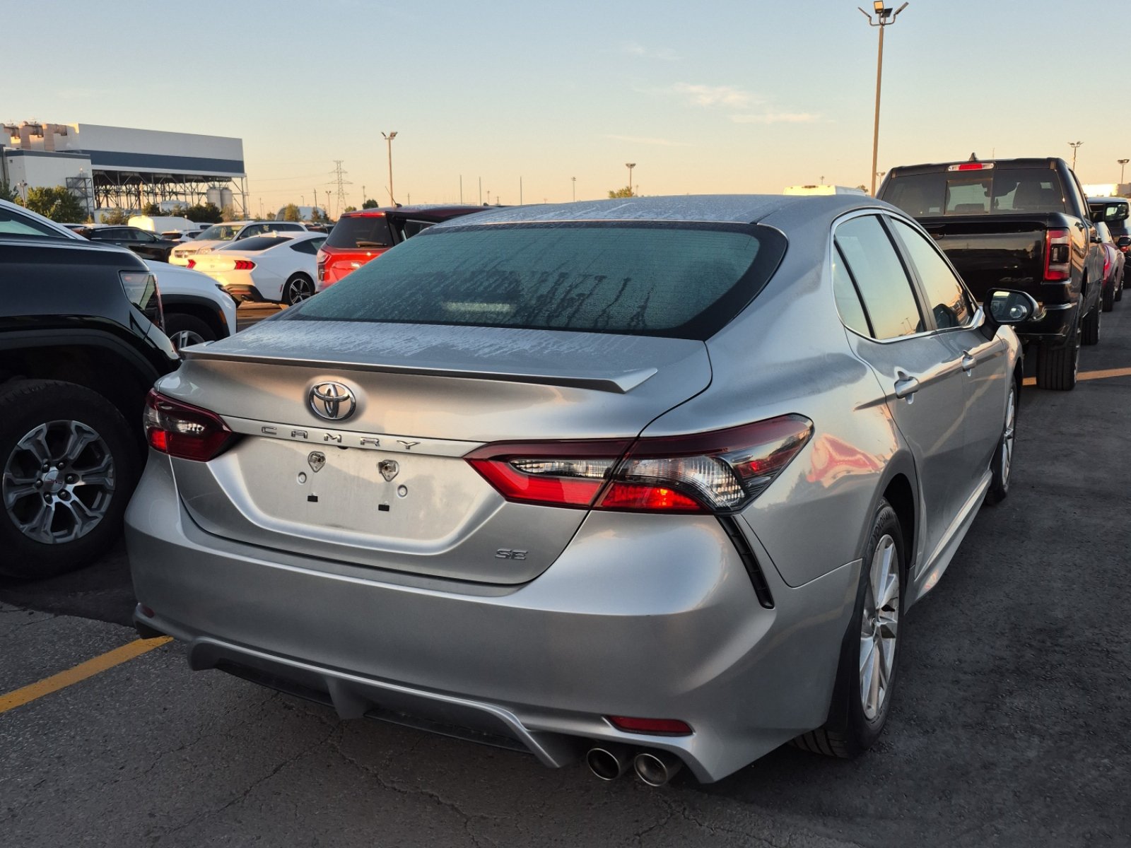 Used 2023 Toyota Camry SE FWD image 3