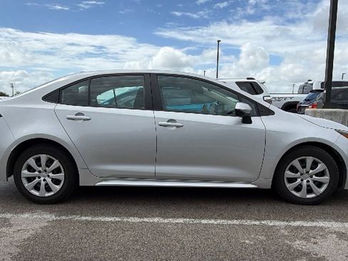 Used 2023 Toyota Corolla LE image 3