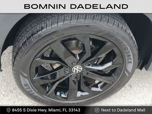 Used 2022 Volkswagen Taos SEL w/ Panoramic Sunroof Package image 5