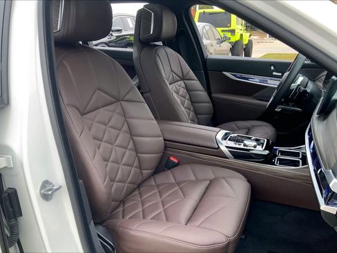 Used 2024 BMW 740i image 8