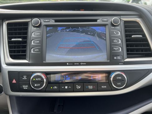 Used 2018 Toyota Highlander XLE AWD/4WD image 19