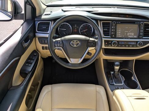 Used 2016 Toyota Highlander Limited image 16