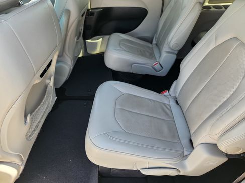 Used 2019 Chrysler Pacifica Touring-L w/ Advanced Safetytec Group FWD image 29