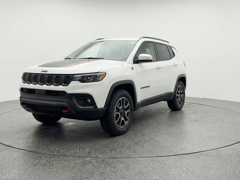 Used 2025 Jeep Compass Trailhawk image 3